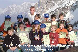 Der 1. Schtzenmeister Robert Wihan mit 
der Kindergruppe
