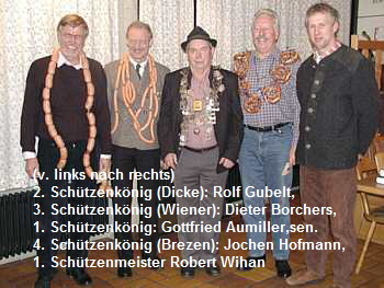 (v. links nach rechts) 
2. Schtzenknig (Dicke): Rolf Gubelt, 
3. Schtzenknig (Wiener): Dieter Borchers, 
1. Schtzenknig: Gottfried Aumiller,sen. 
4. Schtzenknig (Brezen): Jochen Hofmann, 
1. Schtzenmeister Robert Wihan